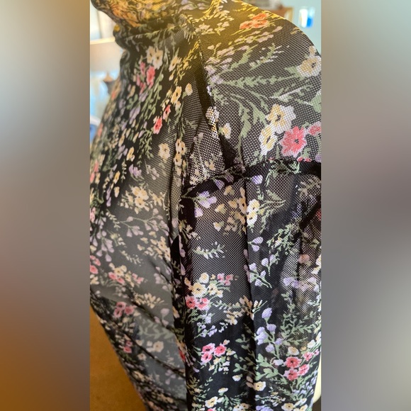 Beautiful, sheer nylon top! Black with floral design, size medium, very … - Picture 4 of 5